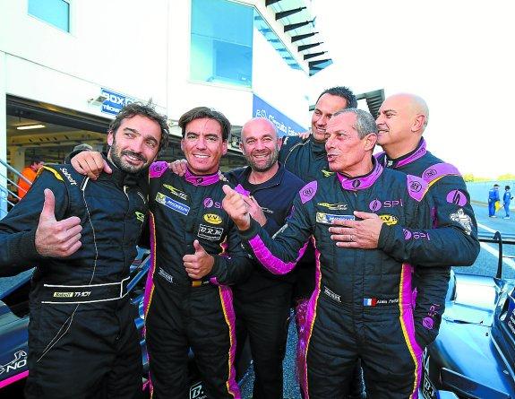 Ander Vilariño (segundo por la izquierda), junto con su equipo. 