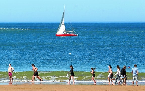 El buen tiempo animó a paseantes y bañistas a darse una vuelta por la playa.