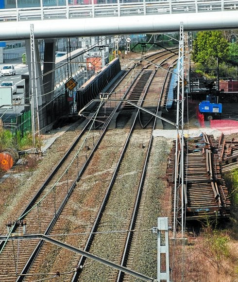 Raíles apilados junto al puente de Renfe sobre el Urumea, que se está reforzando para el TAV.