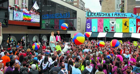 Fiestas. Momento del txupinazo oficial de fiestas en Okendo plaza en la edición pasada. 