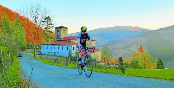 Iñigo Aranburu txirrindularia, Uzarragako eliza atzean ageri dela. 