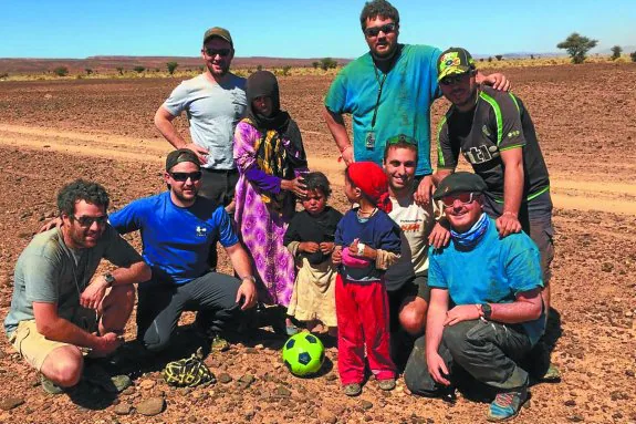 Los goierritarras que tomaron parte en el Panda Raid-2017 con chavales de familias nómadas.