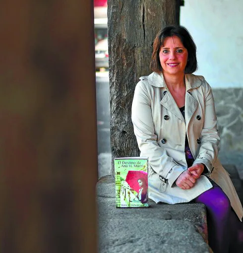 Maite, en Ormaiztegi. En la portada del libro, La Concha.