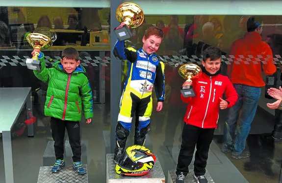 Campeón. Copa en alto, el joven piloto andoaindarra ganó en el Campeonato Norte de minimotos. 