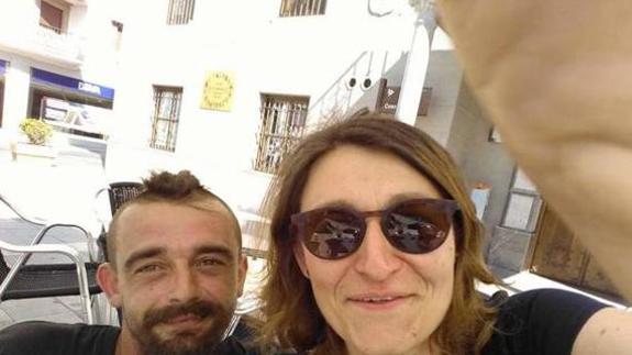Una vecina de Granada se entera en Facebook 8 días después de que su hermano ha muerto