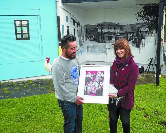 Nuevo artista. Murua y Gómez muestran el dibujo de Joseba Larratxe para el cartel de su exposición delante de uno de los murales realizados por Udane Juaristi para decorar el Haurtxoko de Lapice. 