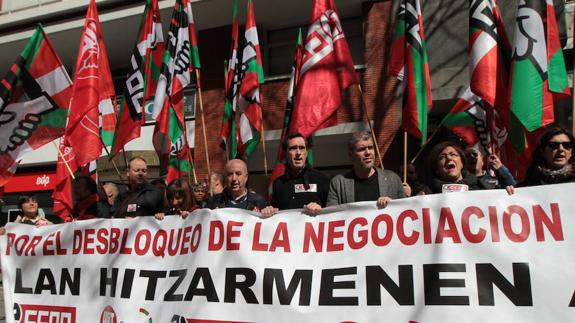 Los secretarios generales de UGT y de CCOO de Euskadi, Raúl Arza y Unai Sordo, respectivamente, han encabezado una concentracion conjunta, ante la sede de Confebask, por unos salarios dignos y empleo estable. 