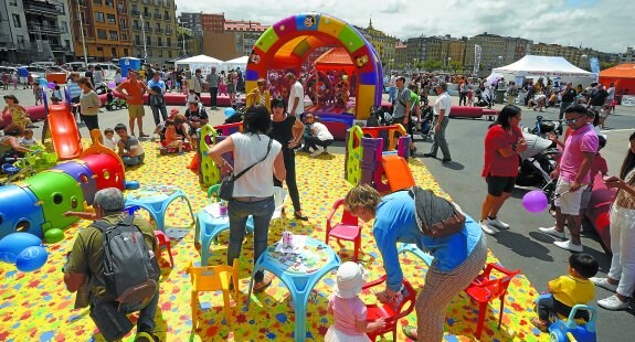 Fiesta en Donostia de la asociación de familias numerosas Hirukide.