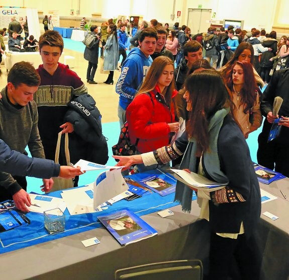 Una quincena de centros reparten información sobre su oferta educativa.