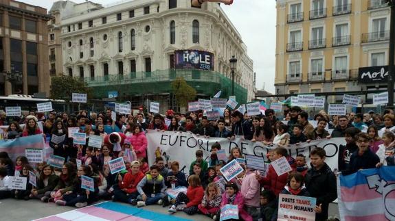 Las familias de menores transexuales piden en Madrid cambios legislativos en su apoyo