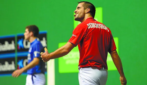 Oinatz Bengoetxea fue el protagonista principal ayer en el Labrit de Pamplona, donde volteó el marcador. Al fondo, Zabaleta.