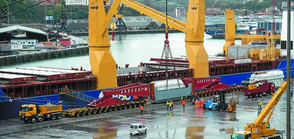 Los dos transformadores llegaron por la mañana a la dársena a bordo de un buque de 154 metros de eslora y 23 de manga.