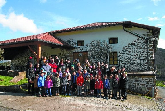 Visitantes llegados de distintos puntos de Gipuzkoa ayer en el caserío legazpiarra. 