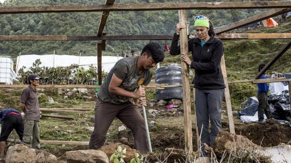 Pasaban, ayudando en la reconstrucción de la localidad nepalí de Dhola en junio de 2015
