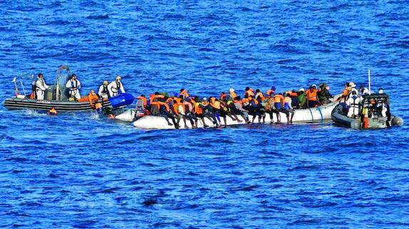 Solos ante  la marea humana