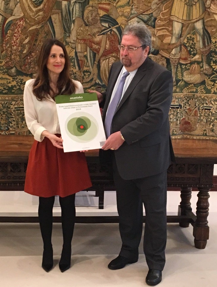 La presidenta del Parlamento Vasco, Bakartxo Tejería y el Defensor del Pueblo Vasco, Manuel Lezertua. 