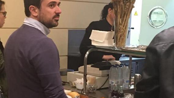 Espinar, con las dos botellas de Coca Cola en el comedor del Senado.