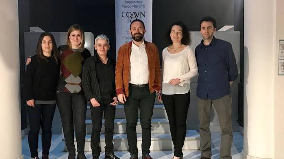 Aurkezpenean parte hartu zutenak, erdian Denis Itxaso Kultura diputatua dutela. 