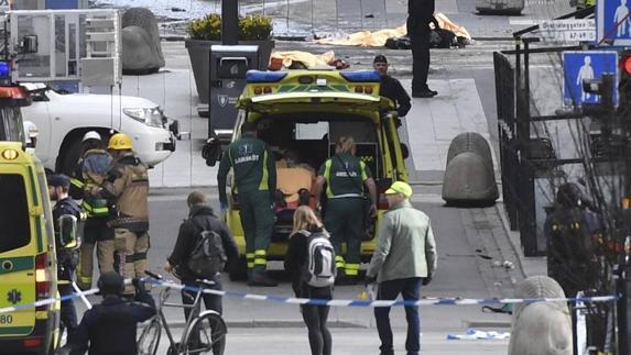 Al menos cuatro muertos y doce heridos tras arrollar un camión a varias personas en el centro de Estocolmo