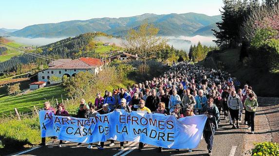 Oraciones, poemas y silencios en una caminata cargada de fe y tradición