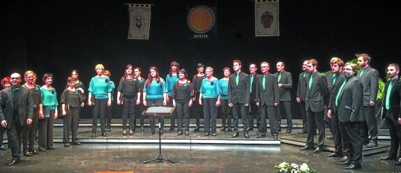 El coro de voces mixtas Eskifaia, durante una actuación reciente en el Centro Cultural Amaia de Irun.