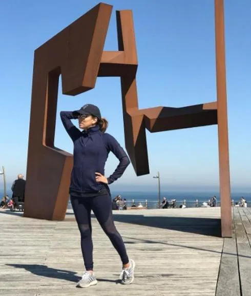 Eva Longoria, frente a la escultura de Jorge Oteiza