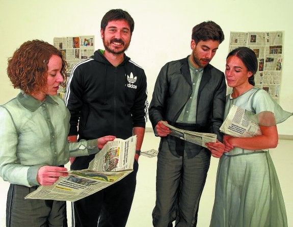 Nerea Vesga, Jon Maya, Martxel Rodríguez y Leire Otamendi, en un receso del ensayo de la obra 'Gernika-Guernica'. 