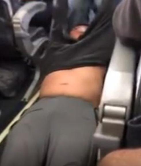 El hombre mientras es expulsado.