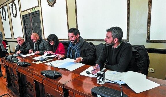 Miembros de ONG en la firma de convenios con el Ayuntamiento.