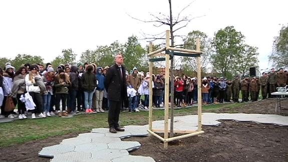 Urkullu, tras plantar un retoño del Árbol de Gernika junto al campo de concentración de Auschwitz