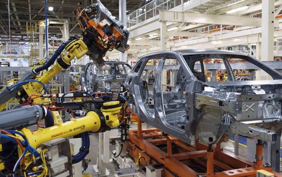 Máquinas operan en una cadena de montaje de un fabricante de automóviles. 