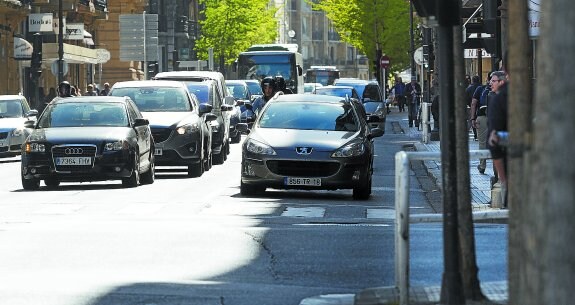 Imagen de la calle San Martín, a su cruce con la calle Urbieta, donde se acometerá uno de los ensanchamientos de la acera.