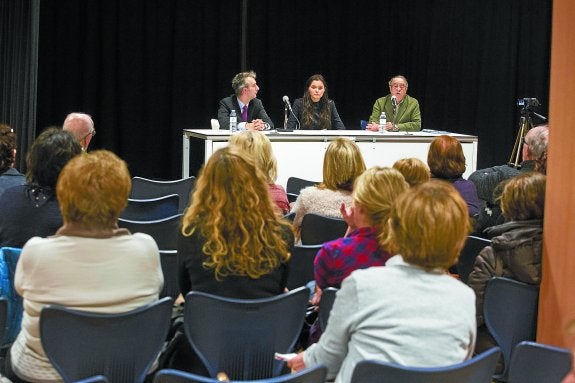 Sesión informativa para afectados por las cláusulas suelo celebrada en febrero en Donostia y organizada por EKA/ACUV.