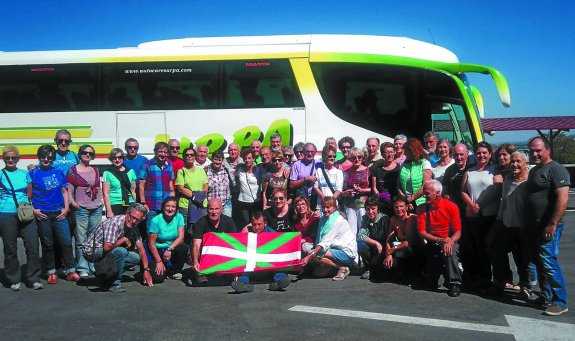 Vacaciones. El grupo de participantes en la salida por tierras de Jaén posaron en un descanso de su itinerario con la ikurriña.
