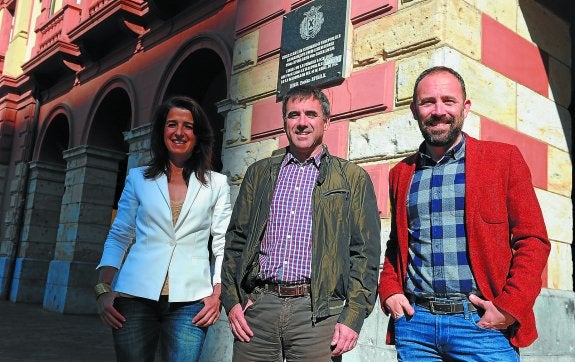 Unidad. Aintzane Ezenarro, Miguel de los Toyos y Denis Itxaso ante la fachada del Ayuntamiento tras la comparecencia de ayer. 
