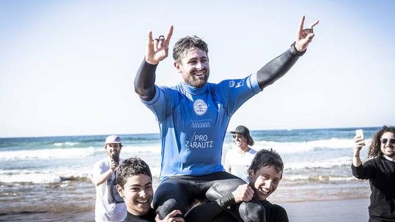 Zubizarreta es sacado a hombros del agua por Iker Amatriain y el gaditano Miguel Castrillón.