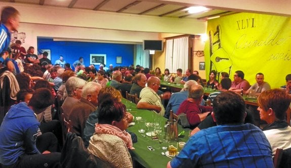 Osinalde elkartea bete egin zen bertsolariak entzuteko. 