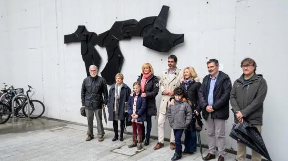 Nueva ubicación de la escultura de Remigio Mendiburu en la plaza Nestor Basterretxea