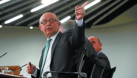 El ministro de Hacienda, Cristóbal Montoro, en la rueda de prensa tras el consejo de ministros. 