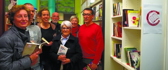 El txoko de los libros. Colocado en la entrada de la biblioteca, con lectores en su inauguración.