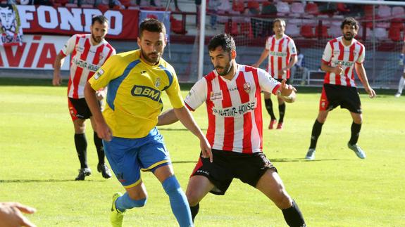 Estrada busca un balón durante el partido jugado ayer en Las Gaunas. :: juan marín