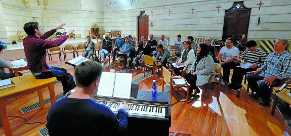 El director musical, Eduardo Portal, dirige a los solistas -en primera fila- y al coro Tempus Ensemble, en el primer ensayo ayer en la iglesia de Zorroaga, donde seguirán trabajando durante toda la semana.