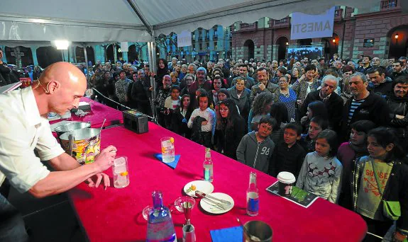 Expectación. La final de la primera edición celebrada el año pasado congregó mucho público en la plaza de Unzaga.