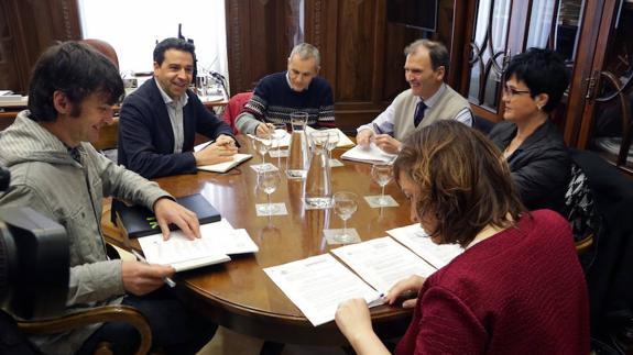 Reunión entre el municipio de Itsaso y la Diputación de Gipuzkoa el pasado mes de marzo. 