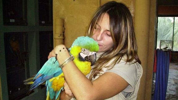 Ainhoa Pariente, con un de las aves que cuidaba en Terra Natura.