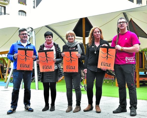 Representantes de Galtzaundi y los centros escolares. 