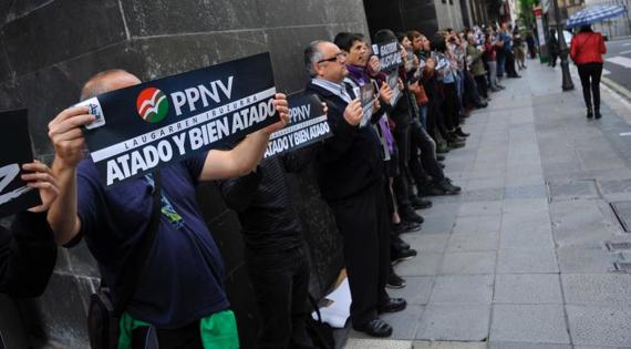 Las juventudes de Sortu, Ernai, se concentraron ayer tarde ante la sede central del PNV en Bilbao, Sabin Etxea, para protestar contra el acuerdo presupuestario con el PP. Portaron carteles de 'PPNV no al fraude' y 'PPNV Atado y bien atado', con sus logos refundidos.