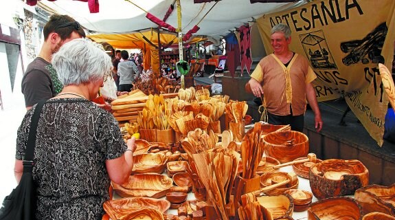 La Feria medieval volverá a traer a la localidad una variada gama de productos artesanales. 