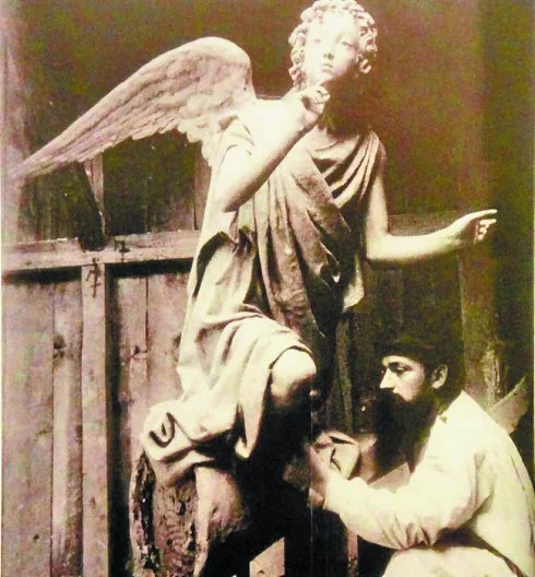 Isidoro Uribesalgo esculpiendo su obra 'Ángel del silencio', que se encuentra en Donostia. 
