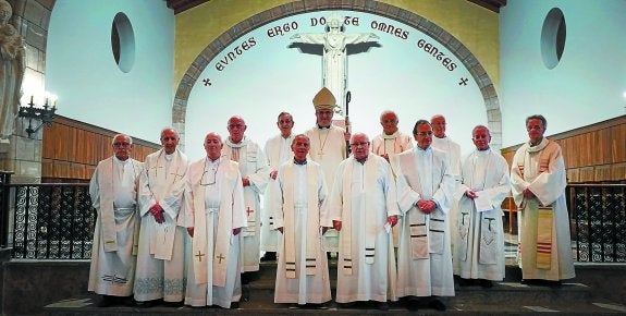 Foto de familia de los homenajeados en la iglesia del Seminario, acompañados del obispo de Donostia, José Ignacio Munilla.